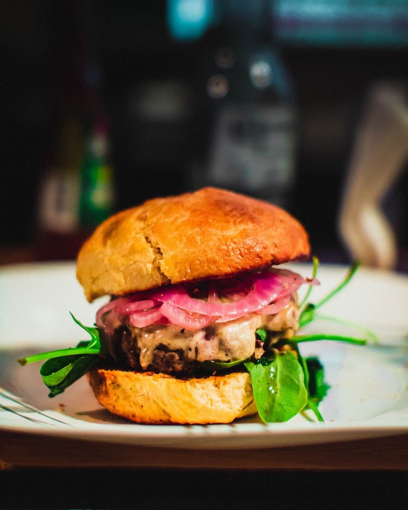 La UE acuerda prohibir determinados nombres para alimentos de origen vegetal: se mantienen “burguer” y “salchicha” vegetales